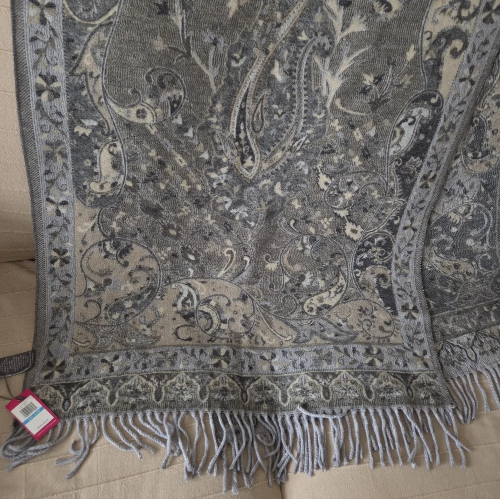NWT WOMENS VINCE CAMUTO SUPER SOFT GREY PAISLEY SHOULDER WRAP/SCARF 68 X 26 in
